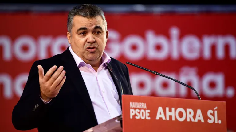 Pedro Sánchez junto a Maite Esporrín, Toni Magdaleno, Santos Cerdán y María Chivite en mitin electoral en Pamplona. PABLO LASAOSA 10