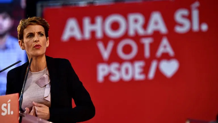 Pedro Sánchez junto a Maite Esporrín, Toni Magdaleno, Santos Cerdán y María Chivite en mitin electoral en Pamplona. PABLO LASAOSA 13