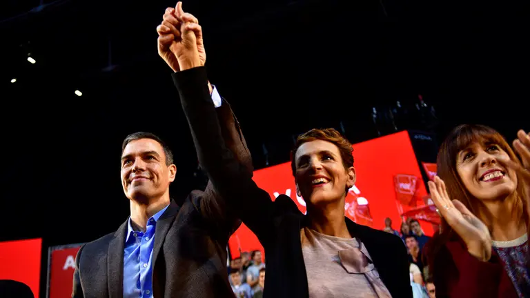 Pedro Sánchez junto a Maite Esporrín, Toni Magdaleno, Santos Cerdán y María Chivite en mitin electoral en Pamplona. PABLO LASAOSA 29
