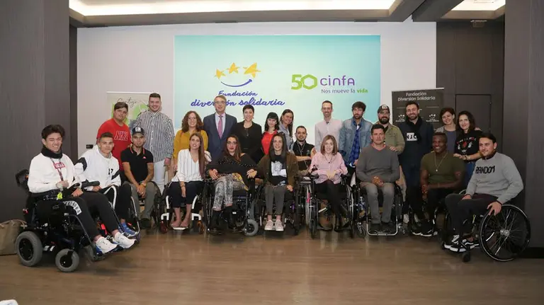 Los jóvenes participantes en la canción que han compuesto gracias a Cinfa CEDIDA