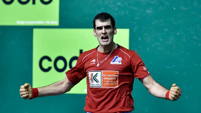 Ezkurdia se enfrenta a Jaka en el forntón Labrit de Pamplona. PABLO LASAOSA 28