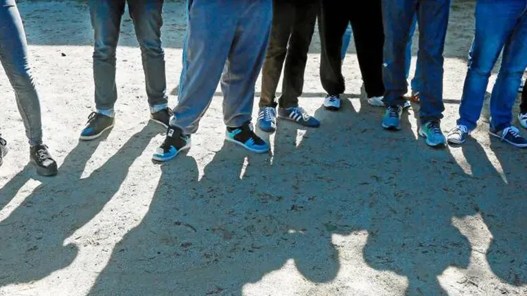 Un grupo de menores extranjeros no acompañados (menas) en un parque EFE