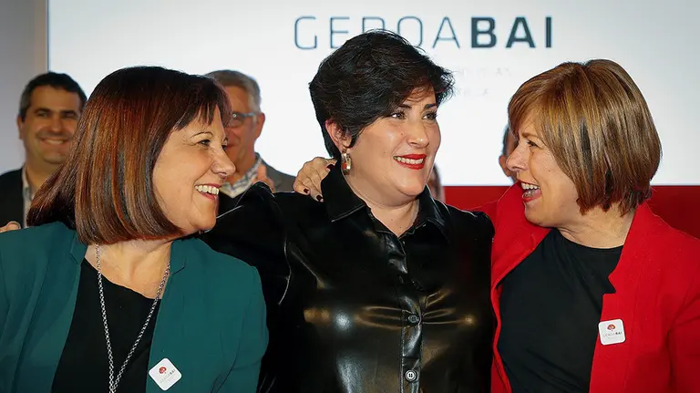 Geroa Bai ha celebrado este domingo en Pamplona su acto central de campaña en el que ha intervenido la líder de la formación, Uxue Barkos (d), junto a las candidatas al Congreso y Senado, María Solana (c) y Esther Cremaes (i). EFE/Villar López