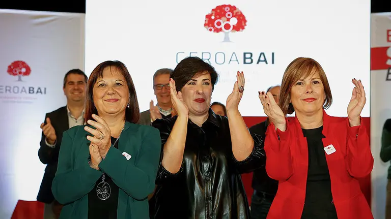 Geroa Bai ha celebrado este domingo en Pamplona su acto central de campaña en el que ha intervenido la líder de la formación, Uxue Barkos (d), junto a las candidatas al Congreso y Senado, María Solana (c) y Esther Cremaes (i). EFE/Villar López