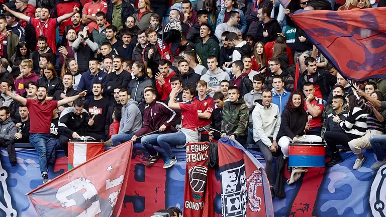 La grada de El Sadar durante el partido de La Liga Santander entre Osasuna y Alavés. IÑIGO ALZUGARAY