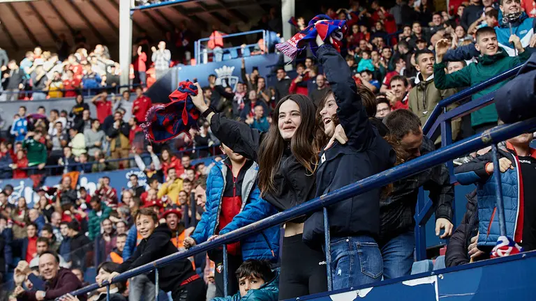 La grada de El Sadar durante el partido de La Liga Santander entre Osasuna y Alavés. IÑIGO ALZUGARAY
