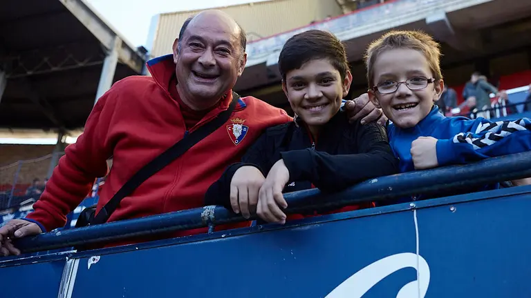 La grada de El Sadar durante el partido de La Liga Santander entre Osasuna y Alavés. IÑIGO ALZUGARAY