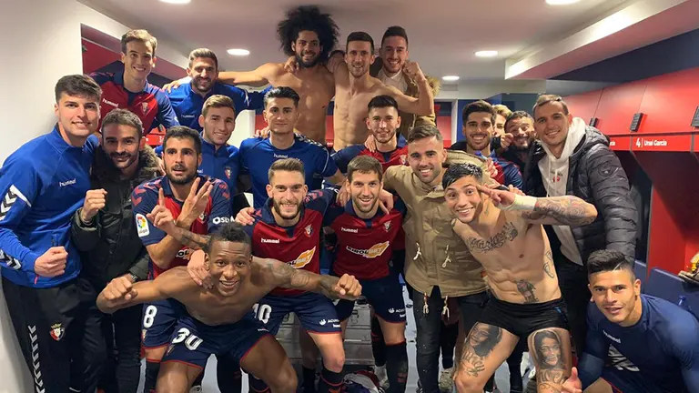 Los jugadores rojillos celebran su victoria en el vestuario de El Sadar