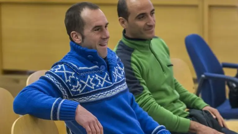 A la izquierda, el exjefe militar de la banda terrorista ETA Mikel Garikoitz Aspiazu Rubina, alias Txeroki