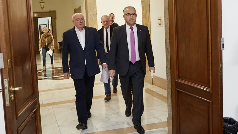 El alcalde de Pamplona, Enrique Maya, da a conocer las últimas novedades en torno a la pasarela del Labrit y las próximas actuaciones. IÑIGO ALZUGARAY