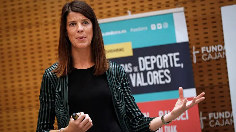 La saltadora olímpica Ruth Beitia, durante la conferencia que ha ofrecido este martes en Pamplona, titulada &#34;Atletismo, hacia la igualdad de las mujeres en el deporte&#34;, con motivo de la apertura de las III Jornadas de Deporte, Salud y Valores que organiza AEDONA y que se celebran en la capital navarra. EFE/ Villar López