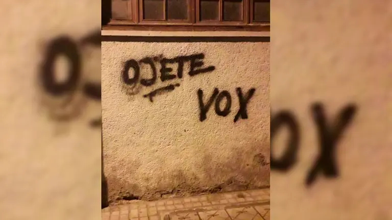 Pintada en la fachada del domicilio del candidato al Senado por Vox en Navarra TWITTER