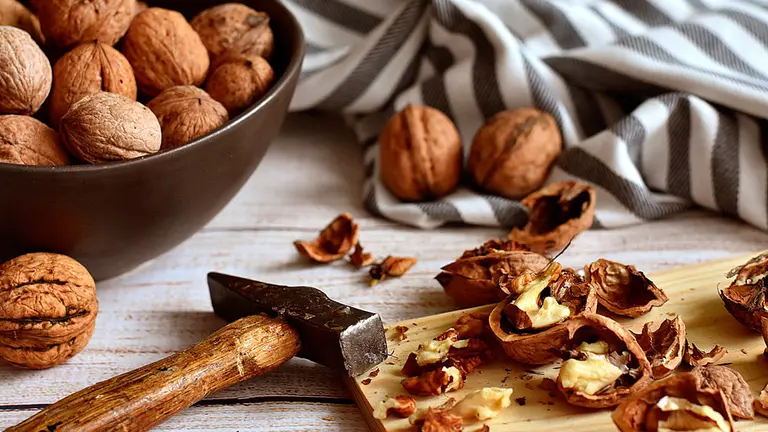 Unas nueces en una mesa ARCHIVO