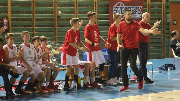 Banquillo de la selección navarra infantil masculino de baloncesto. Cedida.
