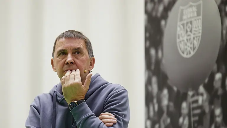 El coordinador general de EH Bildu, Arnaldo Otegi, y la cabeza de lista al Congreso por Navarra, Bel Pozueta, participan en un acto en la Universidad Pública de Navarra. IÑIGO ALZUGARAY