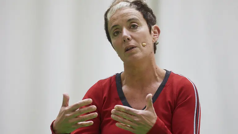 El coordinador general de EH Bildu, Arnaldo Otegi, y la cabeza de lista al Congreso por Navarra, Bel Pozueta, participan en un acto en la Universidad Pública de Navarra. IÑIGO ALZUGARAY