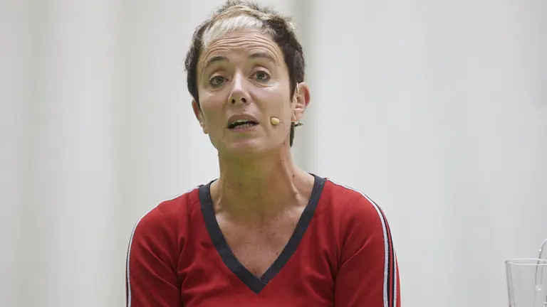 El coordinador general de EH Bildu, Arnaldo Otegi, y la cabeza de lista al Congreso por Navarra, Bel Pozueta, participan en un acto en la Universidad Pública de Navarra. IÑIGO ALZUGARAY