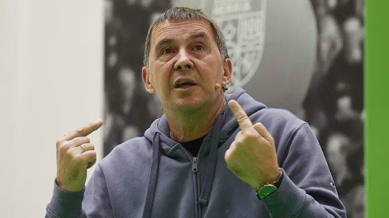 El coordinador general de EH Bildu, Arnaldo Otegi, y la cabeza de lista al Congreso por Navarra, Bel Pozueta, participan en un acto en la Universidad Pública de Navarra. IÑIGO ALZUGARAY