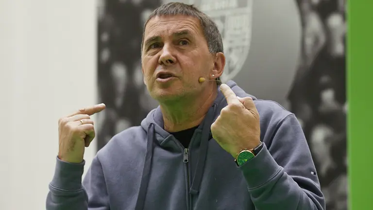 El coordinador general de EH Bildu, Arnaldo Otegi, y la cabeza de lista al Congreso por Navarra, Bel Pozueta, participan en un acto en la Universidad Pública de Navarra. IÑIGO ALZUGARAY