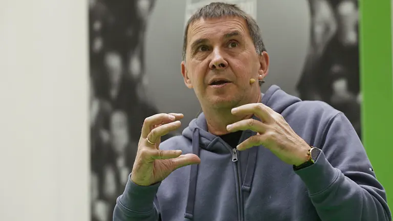 El coordinador general de EH Bildu, Arnaldo Otegi, y la cabeza de lista al Congreso por Navarra, Bel Pozueta, participan en un acto en la Universidad Pública de Navarra. IÑIGO ALZUGARAY