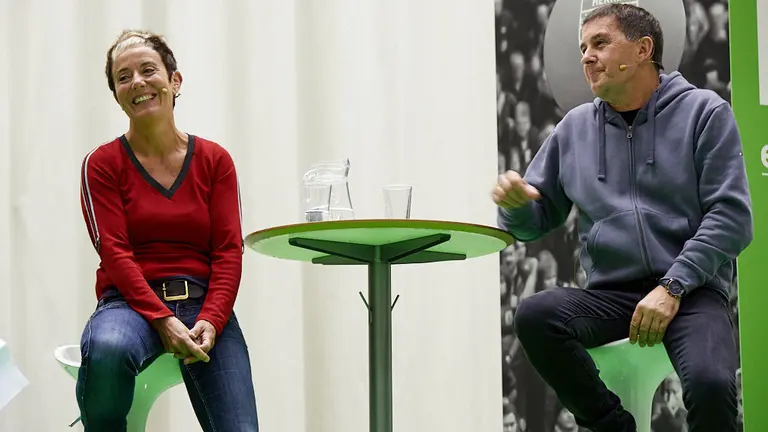 El coordinador general de EH Bildu, Arnaldo Otegi, y la cabeza de lista al Congreso por Navarra, Bel Pozueta, participan en un acto en la Universidad Pública de Navarra. IÑIGO ALZUGARAY