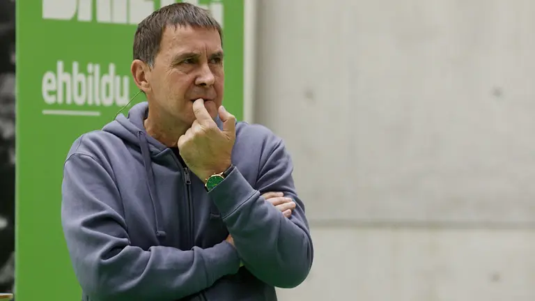 El coordinador general de EH Bildu, Arnaldo Otegi, y la cabeza de lista al Congreso por Navarra, Bel Pozueta, participan en un acto en la Universidad Pública de Navarra. IÑIGO ALZUGARAY