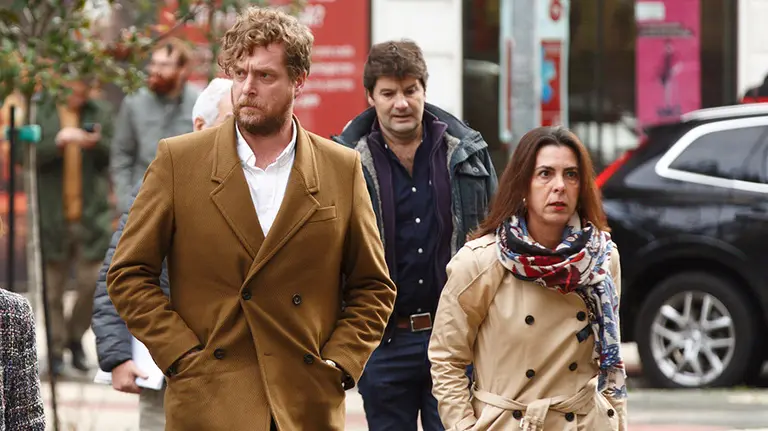 Los dirigentes de Eusko Alkartasuna Maiorga Ramírez (i) e Iratxe López de Aberasturi (d), a su llegada a los juzgados de Vitoria, donde este miércoles se celebra una vista sobre la denuncia interpuesta por varios dirigentes del partido, encuadrados en el denominado sector crítico, en la que piden el acceso al censo de afiliados que les ha denegado la dirección del partido, así como el inicio de un nuevo proceso de primarias para la elección del secretario general. EFE/ David Aguilar