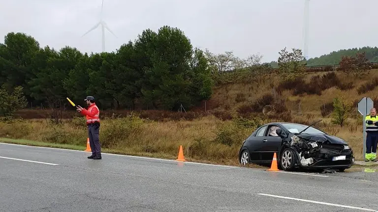 Dos heridas leves en una colisión entre un coche y un camión en Olite POLICÍA FORAL