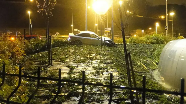 Un vehículo que se ha salido de la vía en la Cuesta de la Reina POLICÍA MUNICIPAL