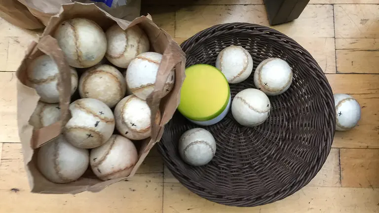 Elección de material en el frontón Labrit de Pamplona. Navarra.com