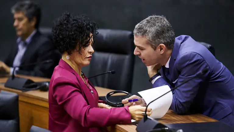 Inma Jurio del PSN habla con Jorge Esparza, de Navarra Suma. PABLO LASAOSA