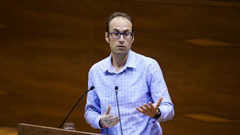 Jorge Aguirre, del PSN interviene en el Parlamento. PABLO LASAOSA
