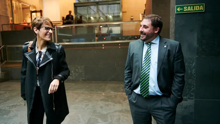 María Chivite, presidenta del Gobierno de Navarra habla con Unai Hualde, presidente del Parlamento. PABLO LASAOSA