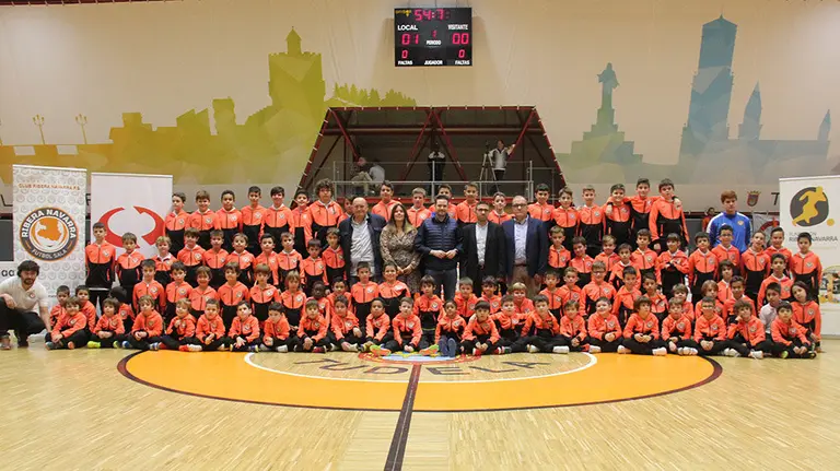 Todos los chavales que forman la escuela del Ribera Navarra de fútbol sala en Tudela. Cedida.