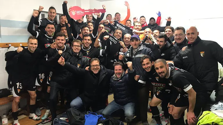 Jugadores y presidente del Tudelano celebran la clasificación para la Copa del Rey en el vestuario de Merkatondoa. @cdtudelano.