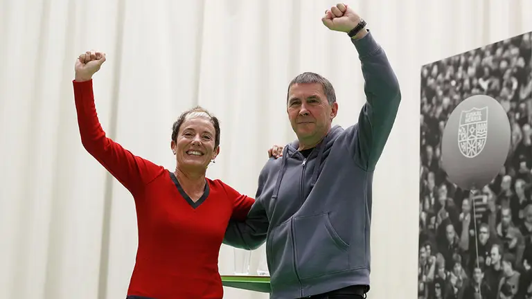 El coordinador general de EH Bildu, Arnaldo Otegi (d), y la candidata de esta formación al Congreso por Navarra, Bel Pozueta, durante el acto político celebrado este miércoles en la Universidad Pública de Navarra en donde otegi ha asegurado en que, en las elecciones del próximo domingo, la juventud vasca tiene &#34;una oportunidad de responder a las injusticias provenientes del Estado&#34;. EFE/ Villar López