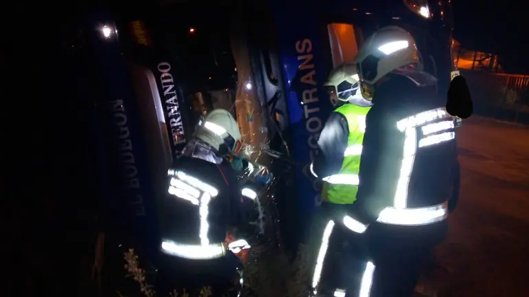 Los bomberos rescatan a una persona del interior de un camión tras accidentarse en Artajona. BOMBEROS