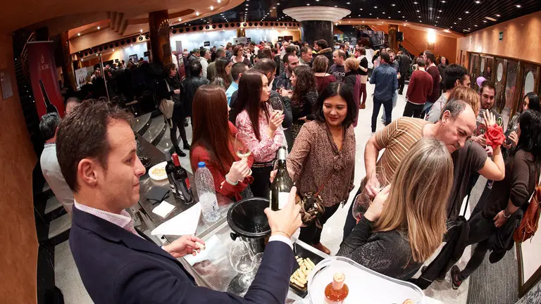 El hall del teatro Gaztambide de Tudela acoge una nueva edición de Vinofest. CEDIDA