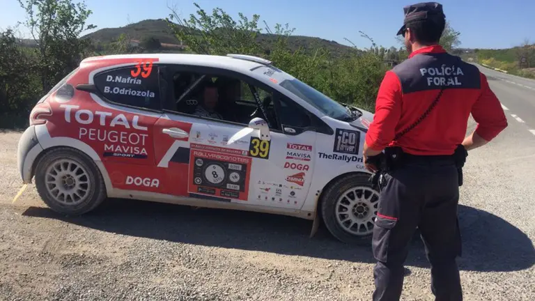 Un agente de la Policía Foral vigilando un rally POLICÍA FORAL