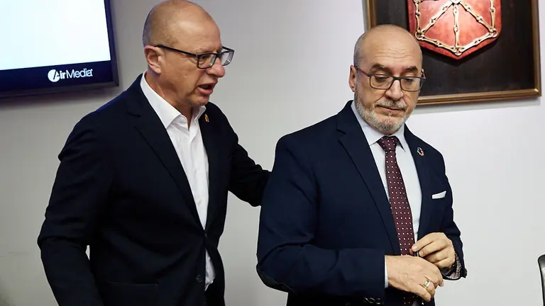 Los consejeros Carlos Gimeno y Juan Cruz Cigudosa, explican los detalles de la convocatoria general de becas para el alumnado en Navarra para el curso 2019/2020. IÑIGO ALZUGARAY