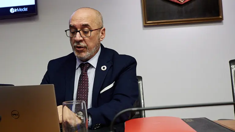 Los consejeros Carlos Gimeno y Juan Cruz Cigudosa, explican los detalles de la convocatoria general de becas para el alumnado en Navarra para el curso 2019/2020. IÑIGO ALZUGARAY