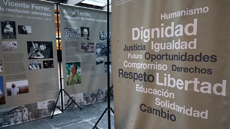 Inauguración de la exposición 'Viaje a la Ciudad del Infinito' de la Fundación Vicente Ferrer, en el Parlamento de Navarra. IÑIGO ALZUGARAY