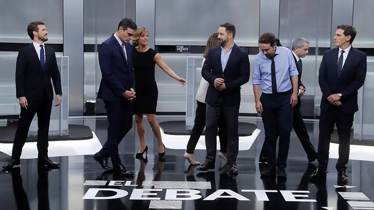 Los candidatos a la presidencia del Gobierno, (i-d) Pablo Casado, Pedro Sánchez, Santiago Abascal, Pablo Iglesias y Albert Rivera, momentos antes de comenzar el debate electoral que tiene lugar este lunes en el Pabellón de Cristal de la Casa de Campo de Madrid, y que será moderado por los periodistas Ana Blanco y Vicente Vallés. EFE/Juan Carlos Hidalgo