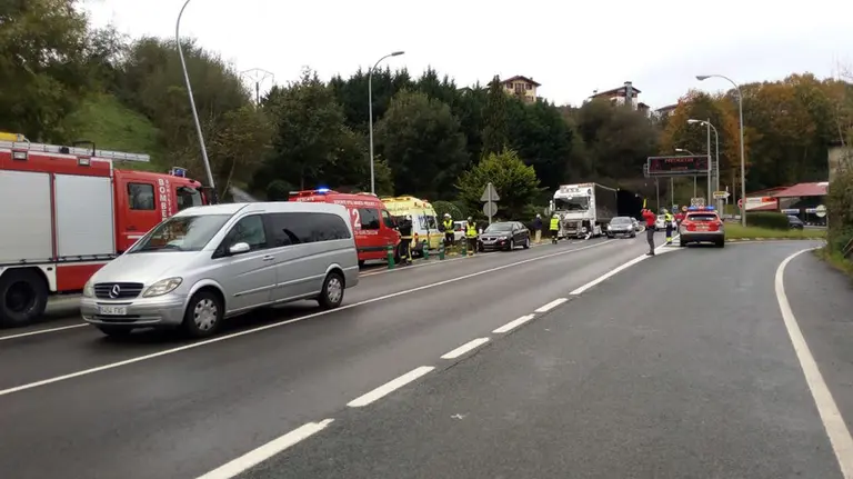 Accidente en la N-121-A, en Vera de Bidasoa, entre un camión y un coche BOMBEROS DE NAVARRA