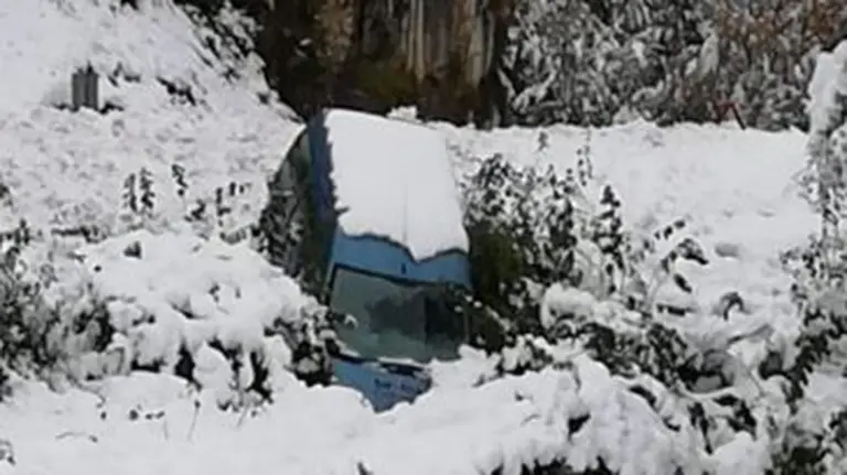 Vehículo auxiliado por la Guardia Civil en Erro GUARDIA CIVIL