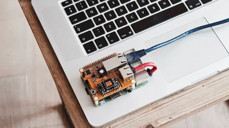 Un circuito, encima de un ordenador portátil ARCHIVO