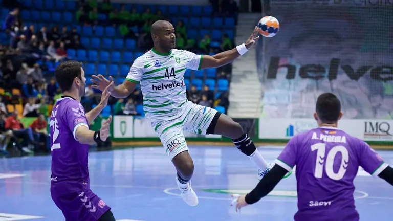 Molino El Anaitasuna se enfrenta al Guadalajara en Pamplona. PABLO LASAOSA.