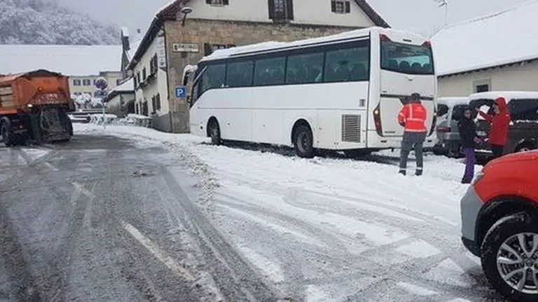 Una patrulla de la Policía Foral ayuda a unos viajeros en autobús POLICÍA FORAL