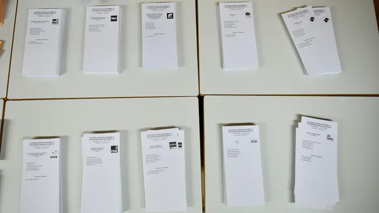 Miles de personas votan por tercera vez en este año 2019 en las elecciones del 10N. PABLO LASAOSA 10