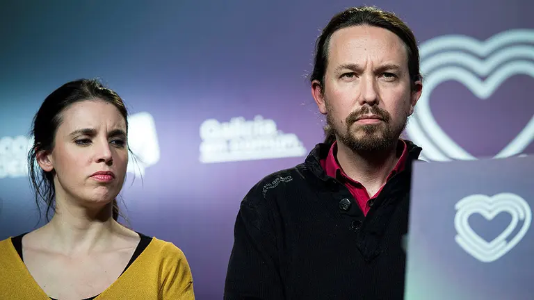 El secretario general de Unidas Podemos Pablo Iglesias y la candidata al Congreso, Irene Montero, durante la comparecencia de la formación morada ante los medios de comunicación para analizar los resultados en las elecciones celebradas hoy Domingo. EFE/Luca Piergiovanni.